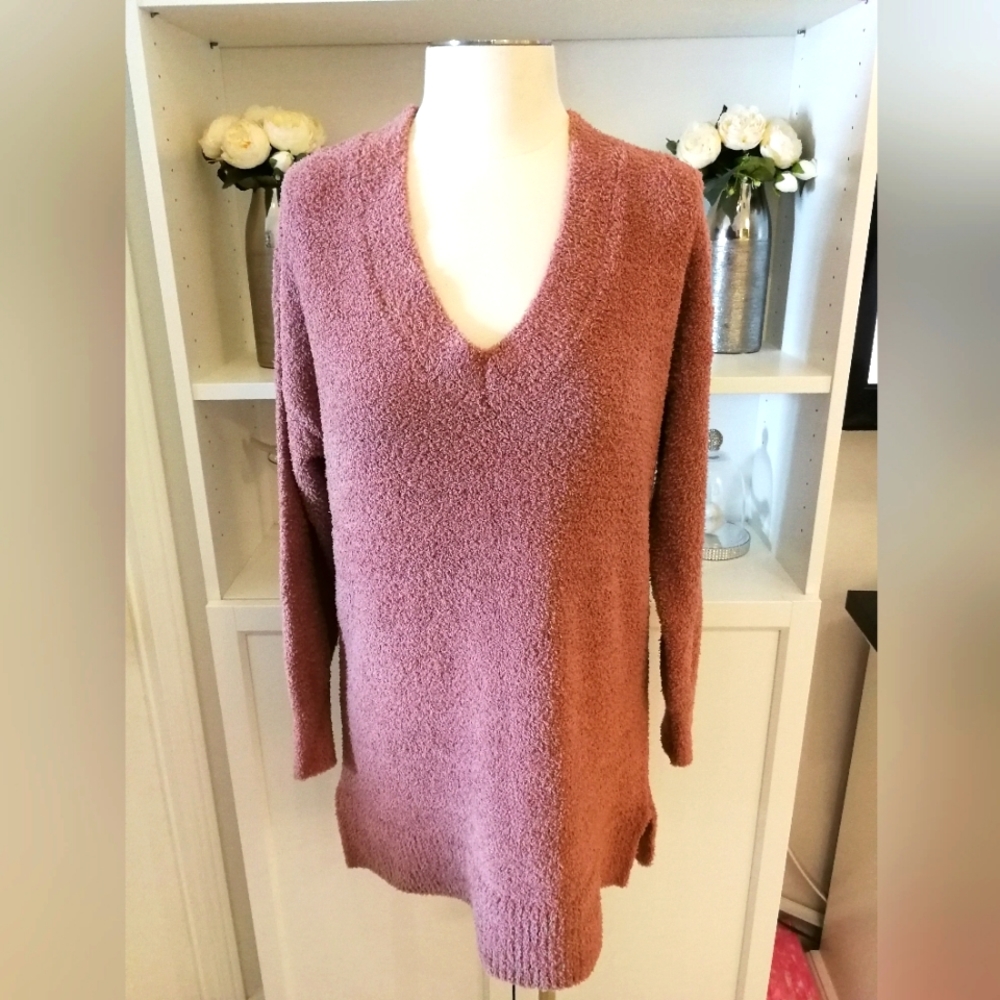 🆕 RICKI'S medium v-neck soft and cozy split hem dusty rose pink sweater